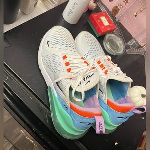 Nike air maxs. Men’s 9.5. Women’s 11